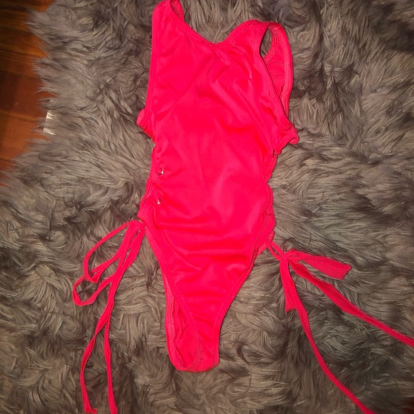 Coral One piece - Picture 2 of 6